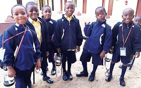 牽著和尚爸爸的手，從非洲走到中國臺灣